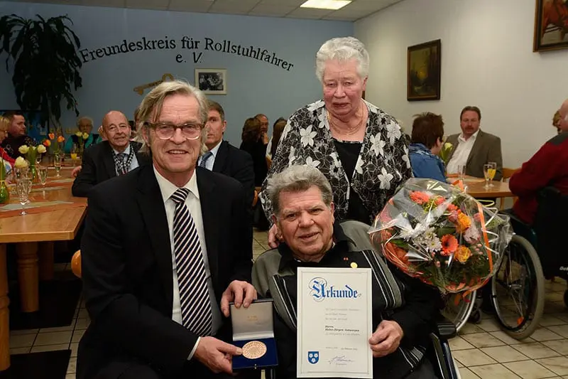 Bild: Herr Antwerpes übergibt die goldene Stadtplakette Bild: Herr Antwerpes übergibt die goldene Stadtplakette