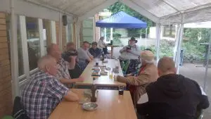 viele Gäste, die an Tischen sitzen 