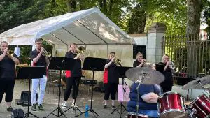 Bild mit spielenden Musikfreunden