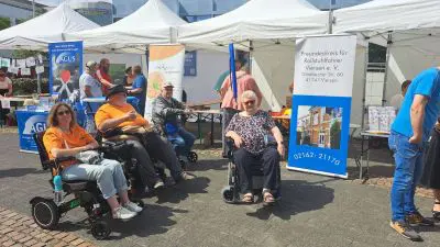 Bild mit Leuten vor dem Pavillion des Freundekreises