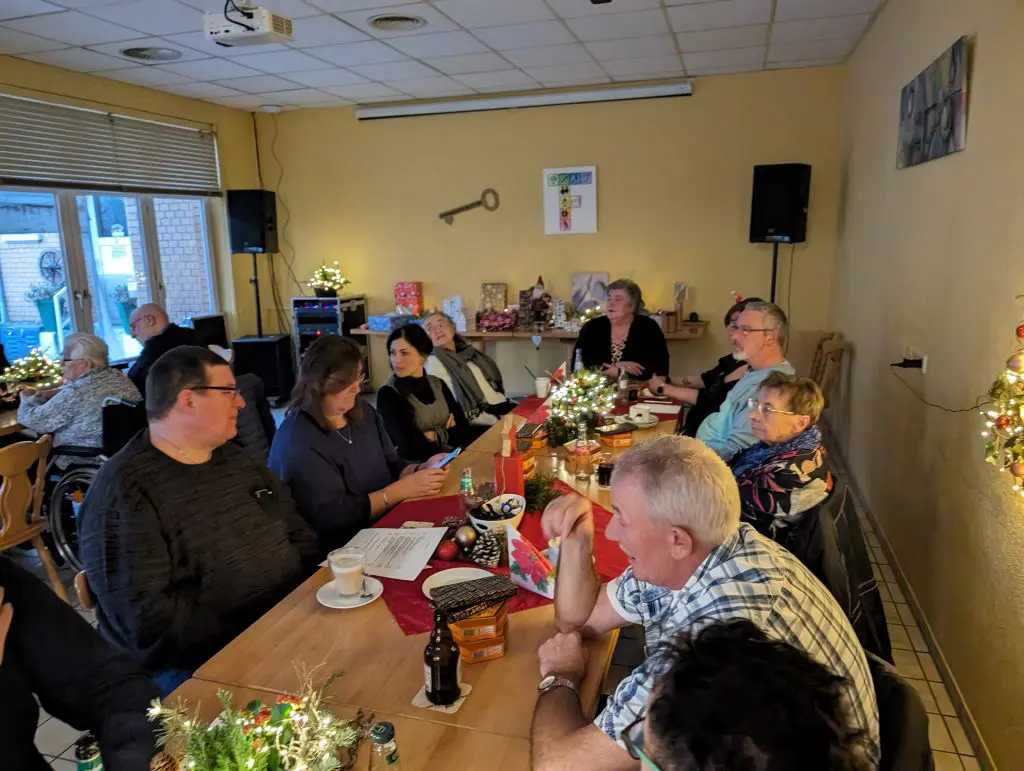 voll besetzter Tisch mit Mitgliedern