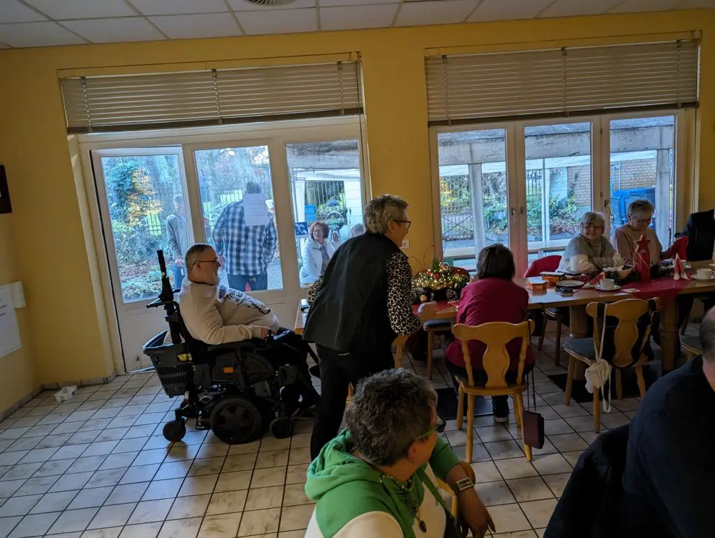 Tisch mit vielen Mitgliedern