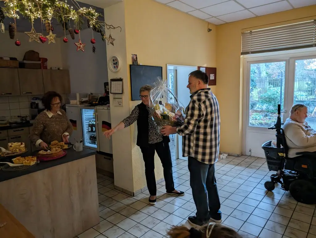 Übbereichung eines Präsents von Ralf an Christina