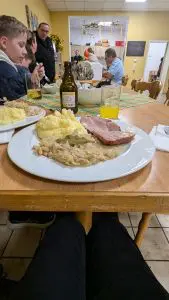 Teller Kassler mit Sauerkraut und Kartoffelpüree