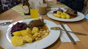 Rinderroulade mit Rotkohl und Kartoffeln