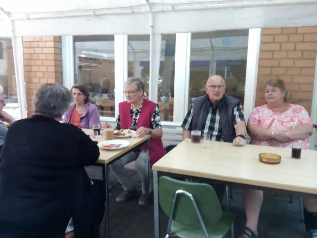 Blld mit sitztenden Menschen