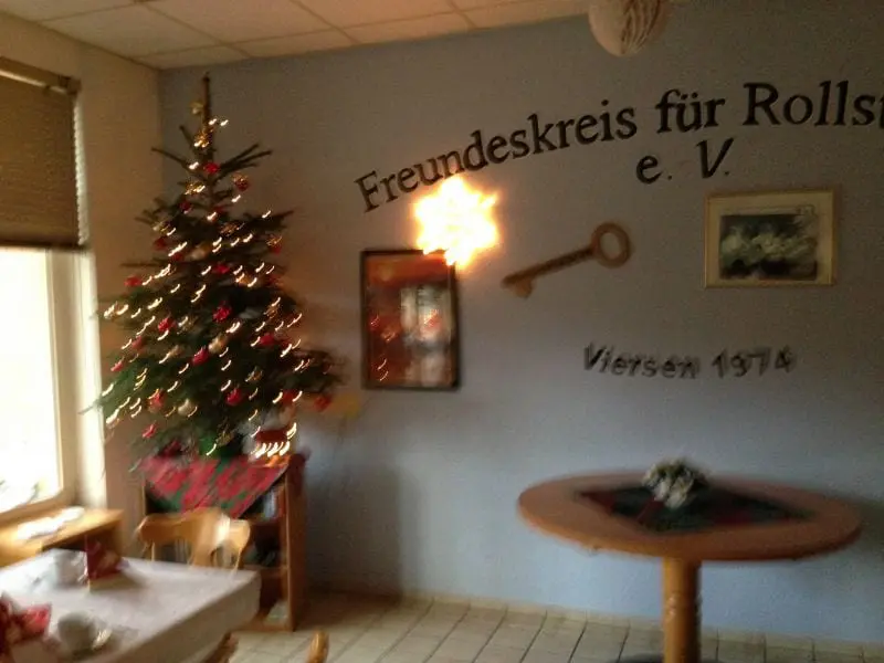 Bild: Impression von der Weihnachtsfeier 2017 – Das Bild zeigt einen Ausschnitt des geschmückten Raumes mit einem erleuchteten Weihnachtsbaum Impression von der Weihnachtsfeier 2017 - Das Bild zeigt einen Ausschnitt des geschmückten Raumes mit einem erleuchteten Weihnachtsbaum