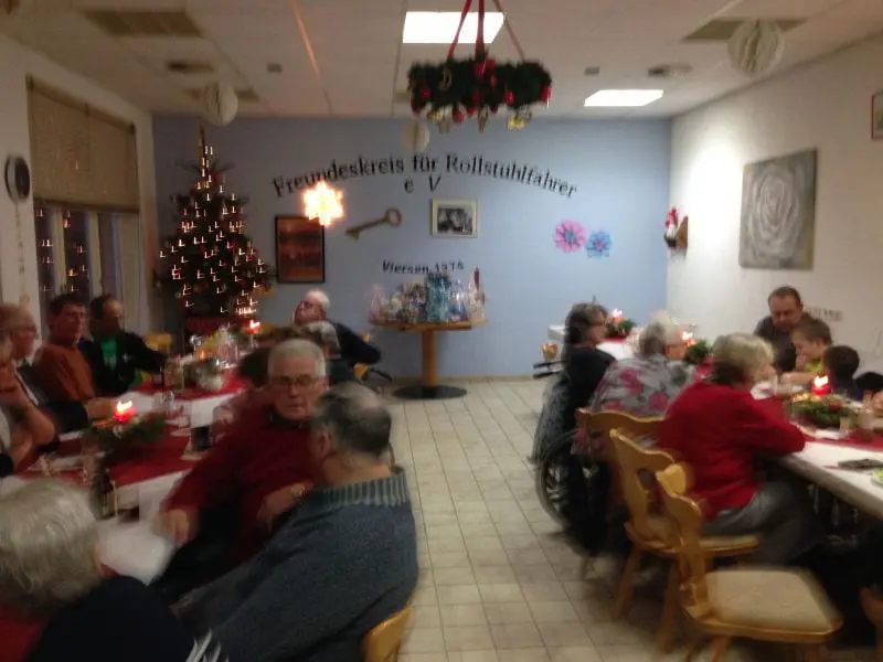 Bild: Impression der Weihnachtsfeier von 2017. Das Bild zeigt die feiernde Gesellschaft, die am Tisch sitzt und sich unterhält. Bild: Impression der Weihnachtsfeier von 2017. Das Bild zeigt die feiernde Gesellschaft, die am Tisch sitzt und sich unterhält.