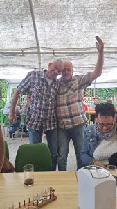 zwei fröhliche Männer