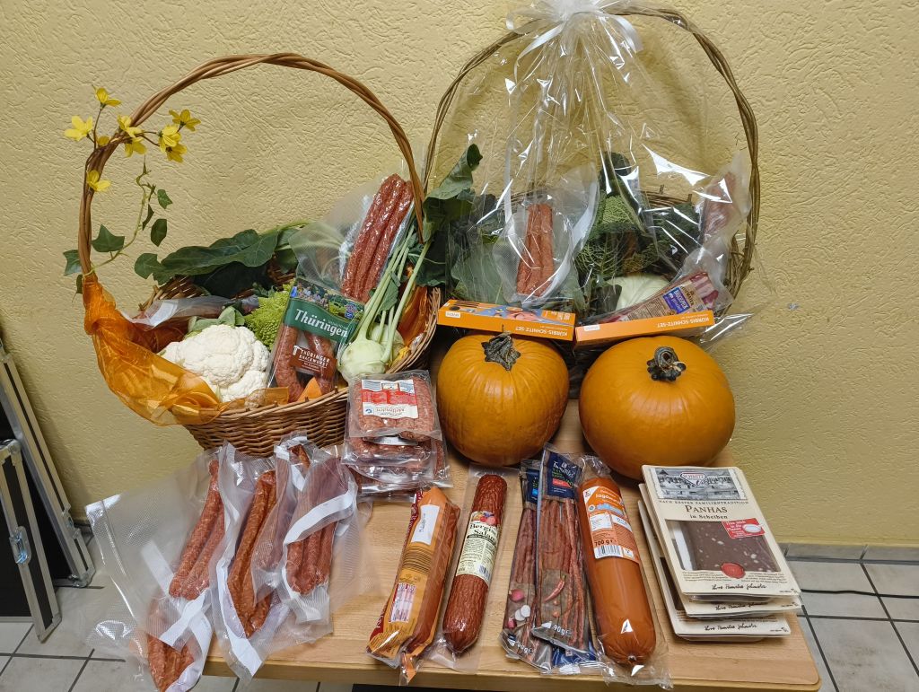 Gewinne präsentiert auf einem Tisch 